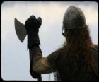 Viking παρακολουθούν οπλισμένοι με ένα τσεκούρι